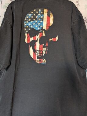 Men's Short-Sleeve Black Tee with American Flag Skull Graphic